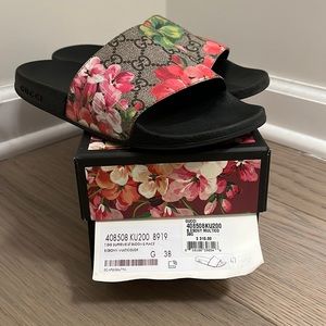 Gucci Women’s Pursuit Pool Slide Sandals